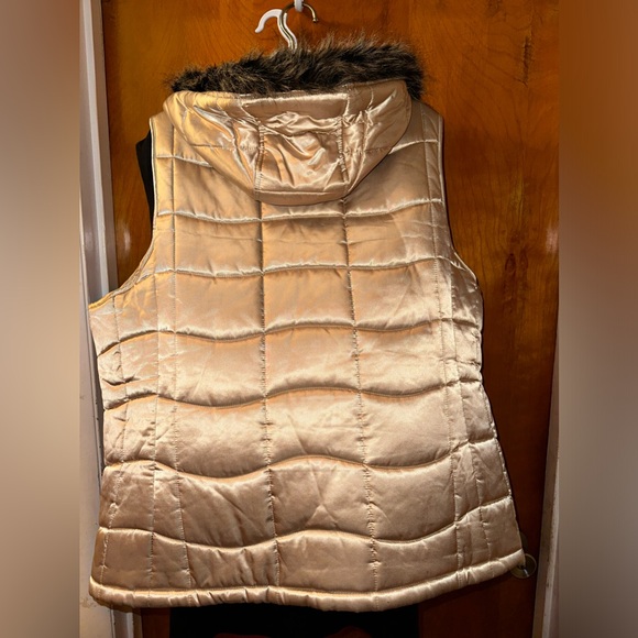 Women’s Vest - Picture 5 of 8